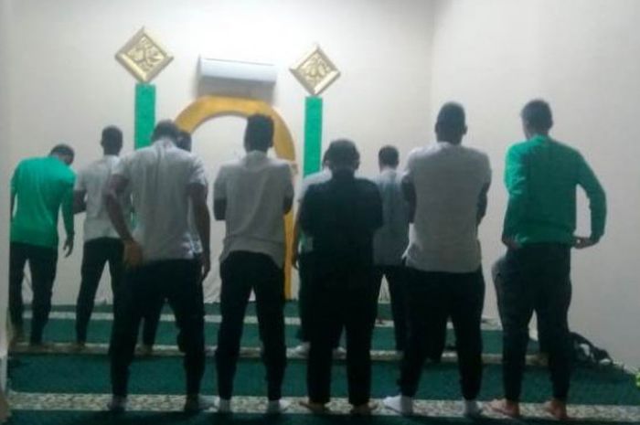 Pemain tim nasional U-19 Arab Saudi menggelar salat seusai mengalahkan Indonesia pada laga uji coba di Stadion Wibawa Mukti, Cikarang Timur, Kabupaten Bekasi, Rabu (10/10/2018).