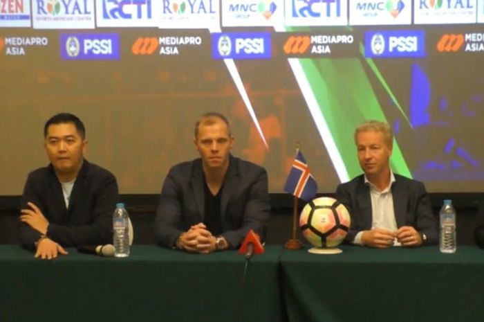 Legenda timnas Islandia, Eidur Gudjohnsen (dua dari kiri), dalam konferensi pers bersama PSSI dan Mediapro, di Yogyakarta, Rabu (10/1/2018), sore.