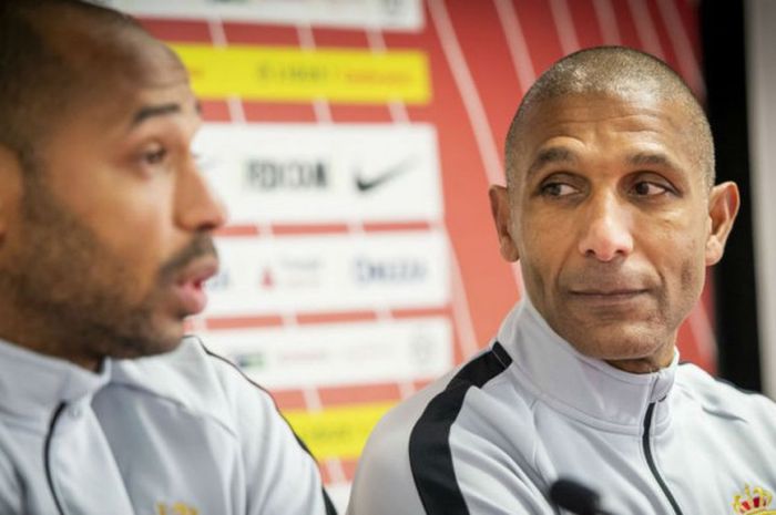 Pelatih AS Monaco, Thierry Henry bersama asisten barunya, Franck Passi (kanan) pada 20 Desember 2018. 