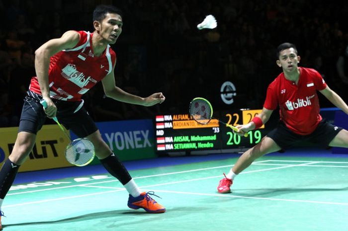 Pasangan ganda putra Indonesia, Fajar Alfian/Muhammad Rian Ardianto, mengembalikan shuttlecock dari lawan mereka, Mohammad Ahsan/Hendra Setiawan, pada laga babak semifinal turnamen Jerman Terbuka 2018 yang berlangsung di Innogy Sportshalle, Mulheim an der Ruhr, Jerman, Sabtu (10/3/2018).