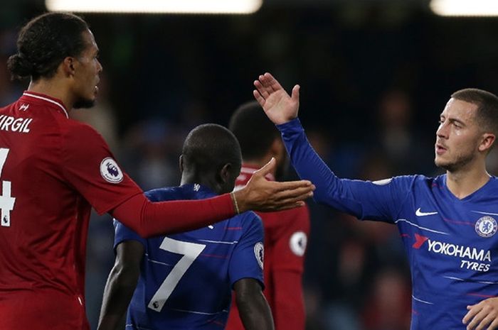 Gelandang Chelsea, Eden Hazard (kanan), bersalaman dengan bek Liverpool FC, Virgil van Dijk, seusai laga Liga Inggris di Stadion Stamford Bridge, London, Inggris pada 29 September 2018.