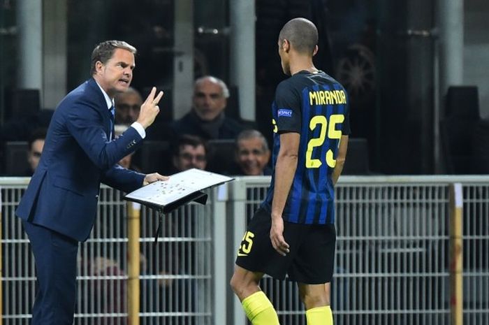Pelatih Inter Milan, Frank de Boer (kiri), memberikan arahan kepada Joao Miranda dalam laga Grup K Liga Europa kontra Southampton di Giuseppe Meazza, Milan, Italia, Kamis (20/10/2016).