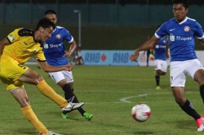 Sepakan pemain asal Jepang milik Tampines Rovers, Ryutaro Megumi mencoba dihadang bek Garena Young Lions, Muhd Syahrul Bin Sazali pada laga Liga Singapura 2017 di Stadion Jurong Barat, Minggu (23/4/2017) malam. 