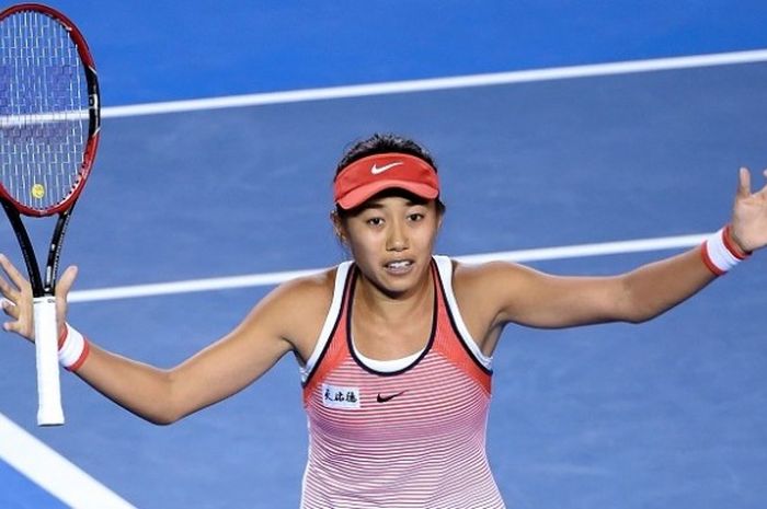 Petenis China, Zhang Shuai bereaksi ketika memastikan kemenangan atas petenis Amerika Serikat, Madison Keys pada babak keempat Australia Terbuka yang digelar di Rod Laver Arena, Melbourne Park, Senin (25/1/2016).