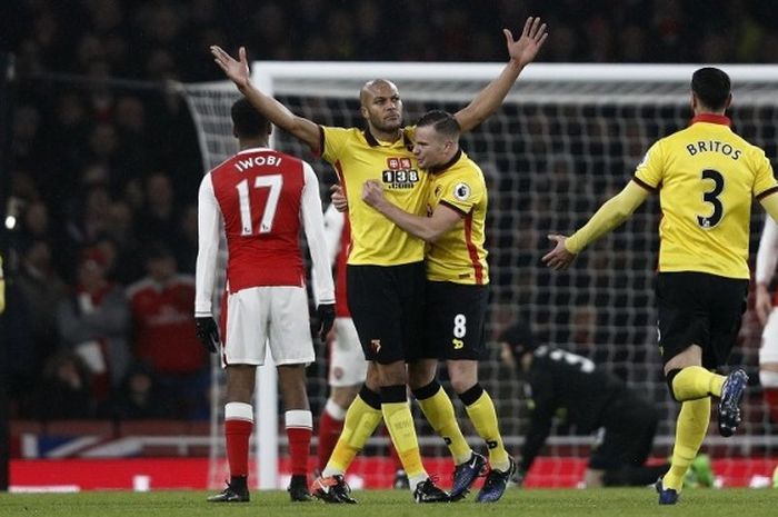 Gelandang Watford, Younes Kaboul (tengah) merayakan golnya dalam pertandingan Premier League kontra Arsenal di Sttadion Emirates pada 31 Januari 2017. 
