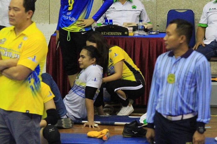 Pemain andalan Bandung Bank BJB Pakuan, Aprilia Manganang (kedua dari kiri) mendapat perawatan saat mengalami cedera pada putaran pertama final four Proliga 2018 di GOR Ken Arok, Malang, Minggu (1/4/2018).