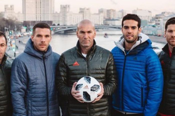 Lima legenda seak bola (Del Piero, Podolski, Zidane, Kakam Xabi Alonso) dalam sebuah sesi pemotretan bola resmi Piala Dunia 2018.
