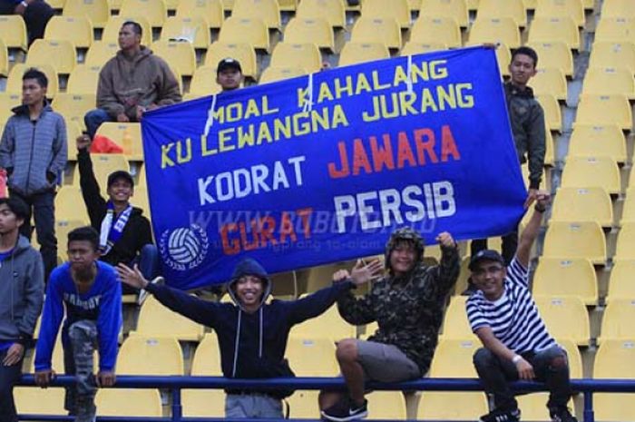 spanduk yang dibentangkan Bobotoh dalam laga Persib vs Madura United, Kamis (19/10/2017)