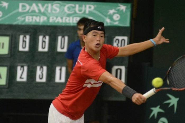 Petenis Indonesia, David Agung Susanto, mengembalikan bola pukulan lawannya, Ruben Gonzales, pada laga partai keempat babak kesatu Piala Davis Grup II Zona Asia/Oseania melawan Filipina di Philippine Columbian Association, Manila, Minggu (5/2/2017). David kalah 2-6, 3-6, 4-6.