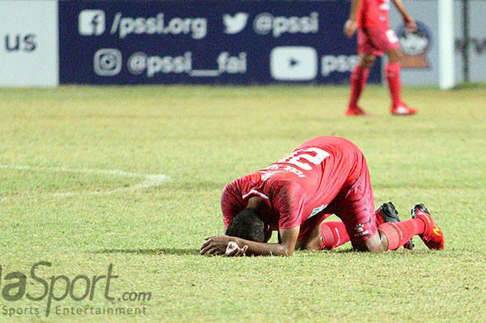 Bek Martapura FC, Idul Hakim, tertunduk lesu usai timnya dikalahkan tuan rumah Persegres Gresik United dengan skor 1-2 pada laga lanjutan Liga 2 di Stadion Gelora Joko Samudro Gresik, Selasa (31/7/2018).