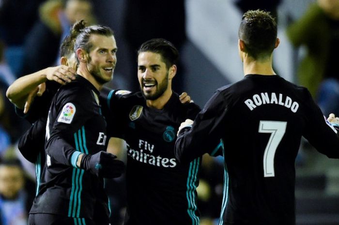 Pemain Real Madrid, Gareth Bale (kiri), merayakan gol yang dia cetak ke gawang Celta Vigo dalam laga Liga Spanyol di Stadion Balaidos, Vigo, pada 7 Januari 2018.