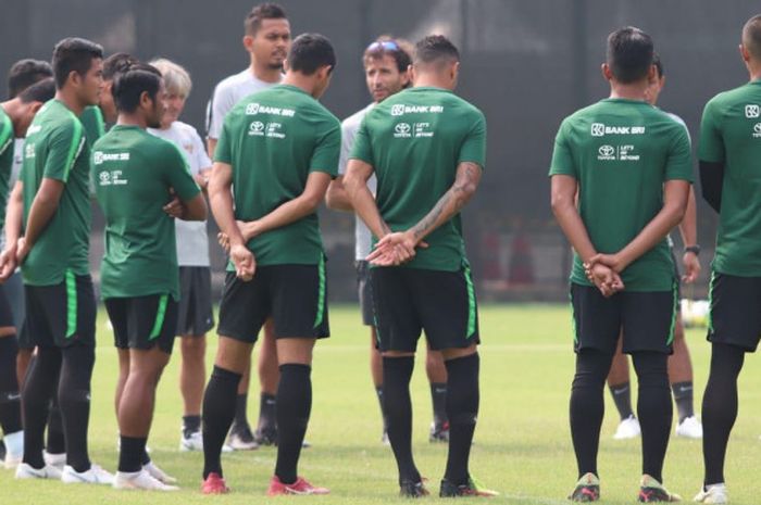 Pelatih Timnas U-23 Indonesia, Luis Milla, memimpin sesi latihan di Lapangan ABC, Senayan, Jakarta Pusat, Selasa (14/8/2018)