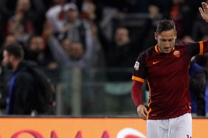 Kapten AS Roma, Francesco Totti, merayakan gol yang dia cetak ke gawang Torino dalam laga Serie A, 20 April 2016.