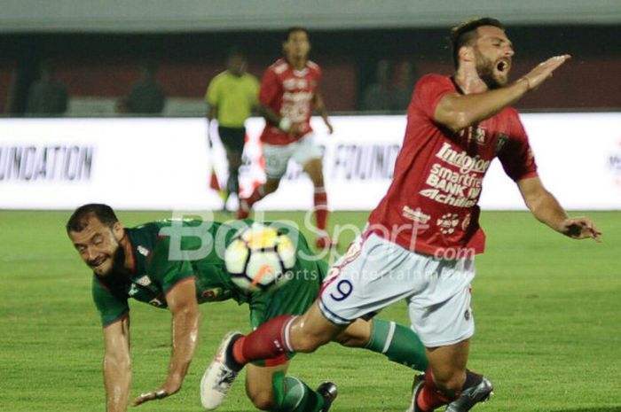 Penyerang Bali United, Ilija Spasojevic, dilanggar oleh bek PSMS Medan, Reinaldo Lobo, dalam laga Liga 1 2018 di Stadion Kapten I Wayan Dipta, Gianyar, Sabtu (24/3/2018)