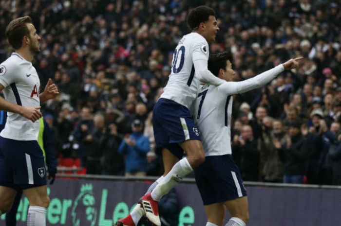 Pemain Tottenham Hotspur, Son Heung-min (kanan), saat merayakan golnya ke gawang Huddersfield Town pada pertandingan Liga Inggris di Stadion Wembley, Sabtu (3/3/2018).