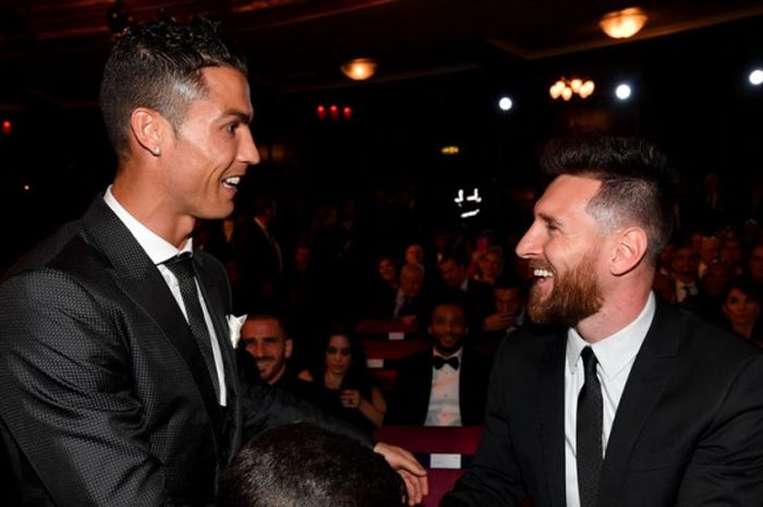 Megabintang Real Madrid asal Portugal, Cristiano Ronaldo (kiri), bersalaman dengan megabintang FC Barcelona asal Argentina, Lionel Messi, dalam acara penganugerahan The Best FIFA Football Awards di London, Inggris, pada 23 Oktober 2017.