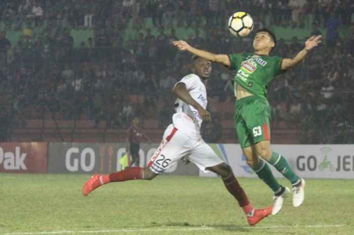 Aksi gelandang PSMS Medan, Erwin Ramdani (kanan), saat menghadapi Bali United pada duel Liga 1 2018 di Stadion Teladan, Medan, Sabtu (28/7/2018).
