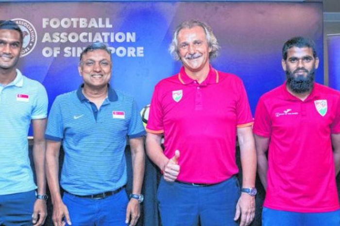 Peremuan antara Official Pelatih Singapura dan Maladewa yang akan bertanding malam ini, Jumat(23/3/2018)