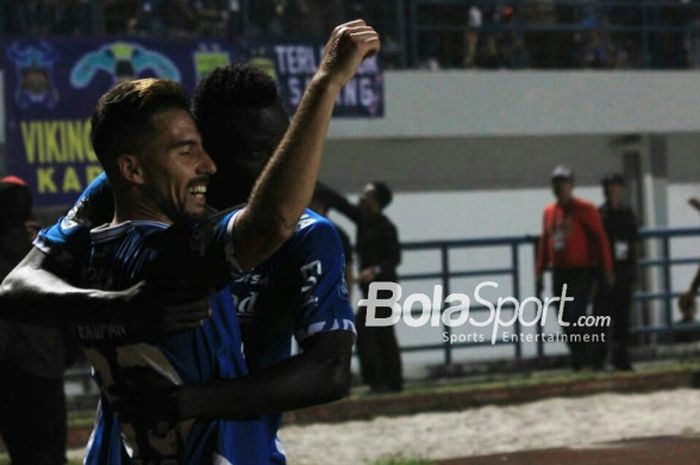 Striker Persib Bandung Jonathan Bauman merayakan gol yang dicetak Ezechiel N'Douassel ke gawang PSI.