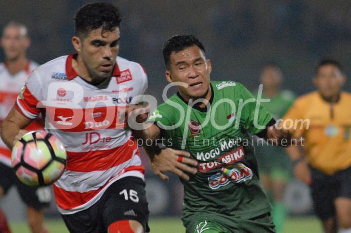 Aksi kapten Madura United, Fabiano Beltrame, pada laga putaran pertama Liga 1 2017 kontra PS TNI, 22 Mei 2017.