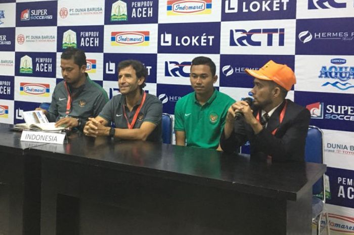 Pelatih timnas Indonesia, Luis Milla, bersama full-back Ricky Fajrin dalam sesi jumpa pers pasca-laga kontra Kirgistan pada Aceh World Solidarity Cup 2017 di Stadion Harapan Bangsa, Banda Aceh, Rabu (6/12/2017).