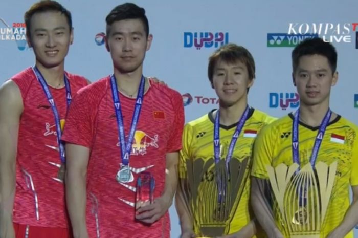 Kevin Sanjaya Sukamuljo (kanan) dan Marcus Fernaldi Gideon berdiri di atas podium BWF Superseries Finals 2017 bersama runner-up Zhang Nan (kiri) dan Liu Cheng pada Minggu (17/12/2017) di Hamdan Sports Complex, Dubai, Uni Emirat Arab.