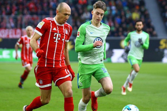 Penyerang sayap Bayern Muenchen, Arjen Robben (kiri), dalam pertandingan Liga Jerman 2017-2018 menghadapi Wolfsburg pada Sabtu (17/2/2018).