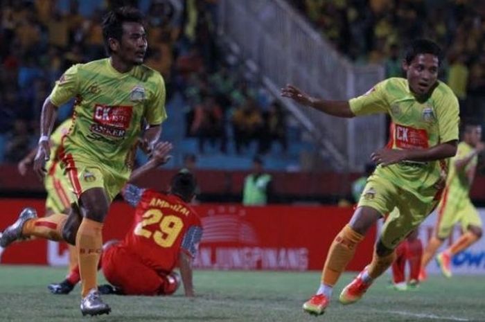 Duo Bhayangkara FC, Ilham Udin Armayn dan Evan Dimas Darmono merayakan gol ke gawang Barito Putera di Stadion Gelora Delta, Sidoarjo, Sabtu (10/9/2016) malam.