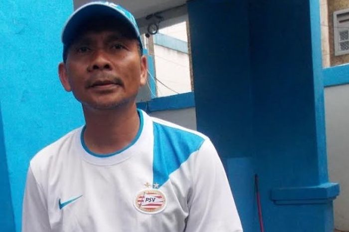 Bek Persib era 1980-an, Dede Iskandar bicara keras soal kontribusi duo pemain mahal Maung Bandung, Michael Essien dan Carlton Cole sejauh Liga 1 musim 2017 berjalan.