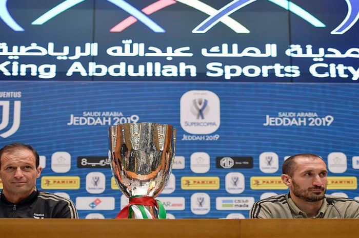 Pelatih Juventus, Massimiliano Allegri, dan kapten Giorgio Chiellini, dalam sesi wawancara jelang laga Piala Super Italia 2018 kontra AC Milan pada Rabu (16/1/2019) di King Abdullah Sports City Stadium, Jeddah, Arab Saudi.