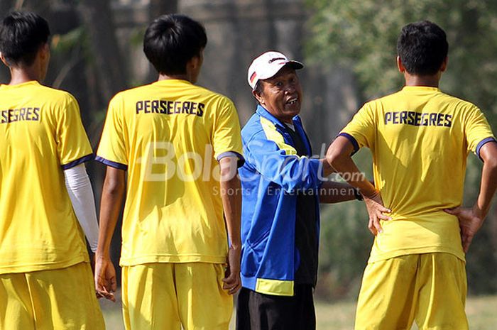 Pelatih Persegres Gresik United, Sanusi Rahman, memberi materi latihan di Stadion Semen Gresik, Kamis (2/8/2018).