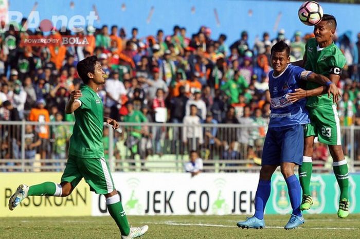 Pemain Persigo Semeru FC Reza Mustofa (biru) pencetak gol satu-satunya saat melawan Persekap Kota Pasuruan dalam lanjutan Liga 2 di Stadion Untung Suropati Pasuruan, Jawa Timur (22/05/2017) senin sore.