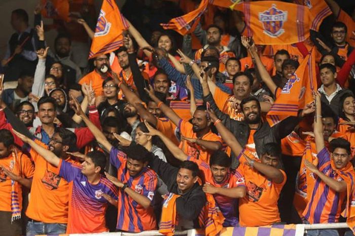 Para pendukung Pune City FC bergembira setelah tim idolanya menang besar atas Northeast United pada lanjutan Indian Super League di Stadion Shree Shiv Chhatrapati Sports Complex, 30 Desember 2017. 