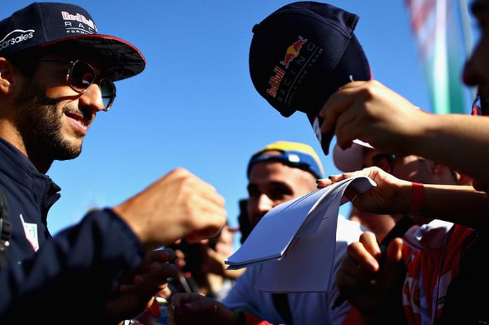 Daniel Ricciardo saat menemui fan jelang balapan di Formula 1 GP Italia, Minggu (3/9/2017)