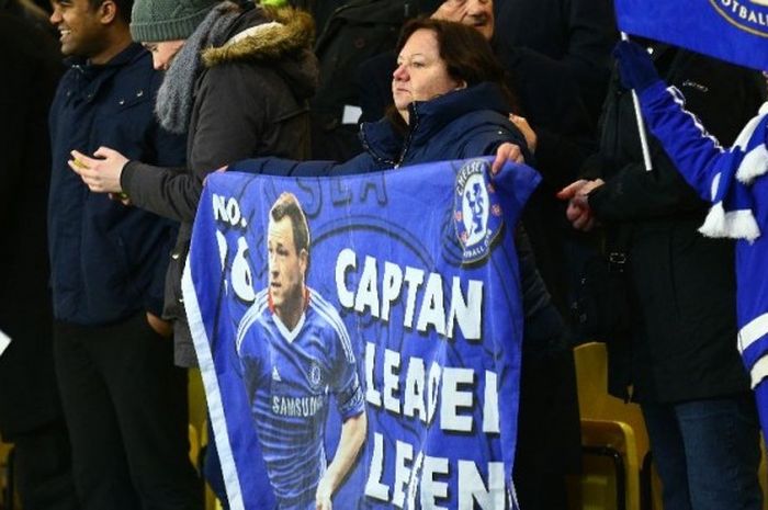 Suporter Chelsea membentangkan spanduk untuk mendukung kapten tim, John Terry, pada laga kontra Watford, 3 Februari 2016.