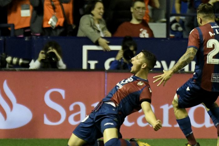 Gelandang Levante, Enis Bardhi, dalam partaiLiga Spanyol kontra Barcelona di Estadio Ciudad de Valencia, Minggu (13/5/2018)