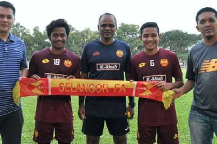 Ilham Udin Armaiyn dan Evan Dimas Darmono mengapit Pelatih Selangor FA Maniam Pachaiappan dalam perkenalan ke publik.