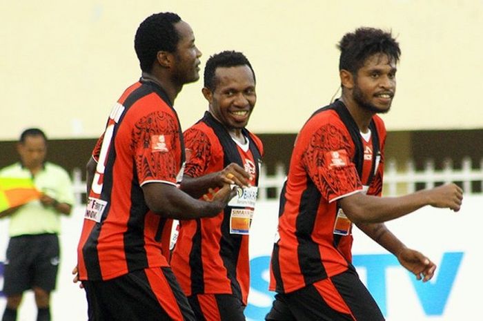 Striker Persipura, Ferinando Pahabol (tengah), merayakan gol bersama rekan setimnya saat melawan Persela Lamongan dalam laga lanjutan Torabika Soccer Championship di Stadion Mandala, Jayapura, pada Sabtu (1/10/2016).