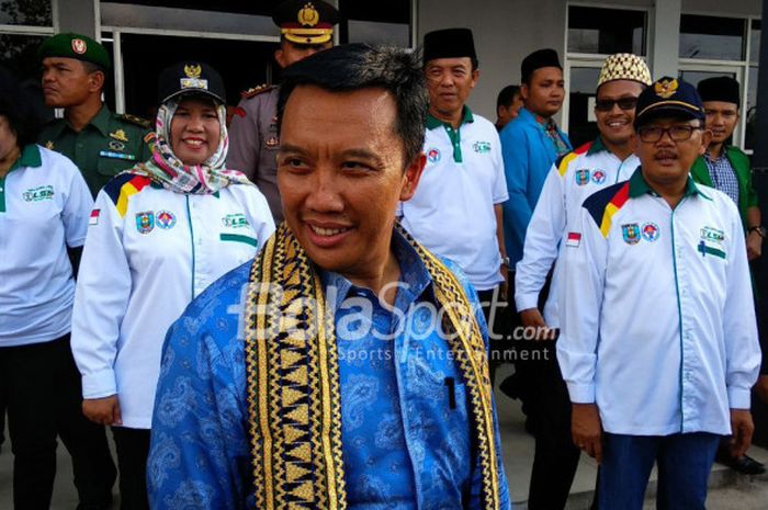  Menteri Pemuda dan Olahraga Imam Nahrawi saat tiba di Bandara Taufik Kiemas di Krui, Kabupaten Pesisir Barat, Lampung, Jumat (13/4/2018). 