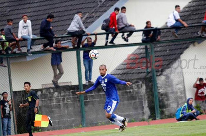 Bobotoh memanjat pagar area latihan pemain Persib Bandung di Yogyakarta