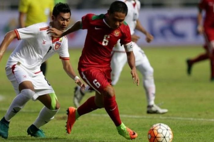 Pemain timnas Indonesia, Evan Dimas berebut bola dengan pemain timnas Myanmar, Thet Naing saat pertandingan persahabatan Indonesia melawan Myanmar di Stadion Pakansari, Cibinong, Bogor, Jawa Barat, Selasa (21/3/2017). Indonesia kalah 1-3 melawan Myanmar.