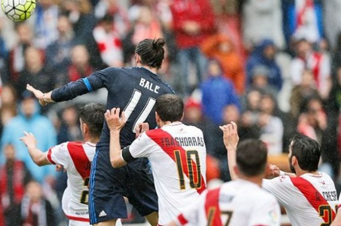 Penyerang Real Madrid, Gareth Bale, menyundul bola umpan tendangan pojok Toni Kroos untuk membobol gawang Rayo Vallecano pada pertandingan La Liga di Estadio del Rayo Vallecano, Sabtu (23/4/2016).