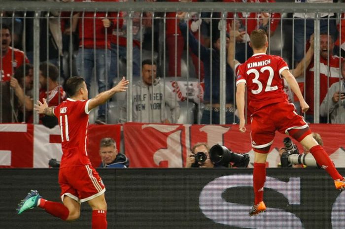 Bek sayap Bayern Muenchen, Joshua Kimmick, melakukan selebrasi setelah mencetak gol ke gawang Real Madrid pada laga leg pertama semifinal Liga Champions di Allianz Arena, Rabu (25/4/2018) waktu setempat