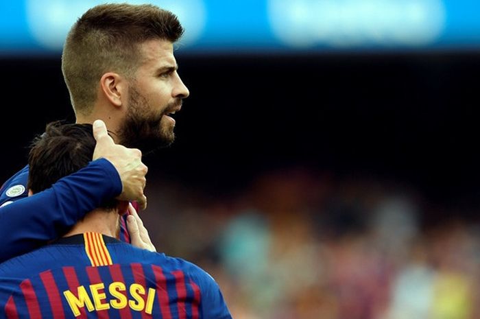 Bek FC Barcelona, Gerard Pique, memberikan ucapan selamat kepada Lionel Messi yang mencetak gol ke gawang SD Huesca dalam laga Liga Spanyol di Stadion Camp Nou, Barcelona pada 2 September 2018.
