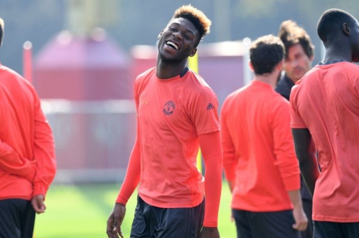 Bek muda Manchester United, Timothy Fosu-Mensah, berpose dalam sesi latihan timnya di Carrington Cen