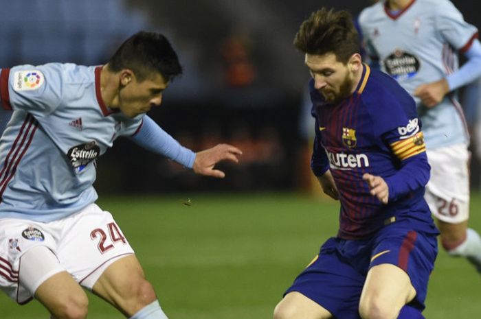 Megabintang FC Barcelona, Lionel Messi (kanan), berduel dengan bek Celta Vigo, Facundo Roncaglia, dalam laga Liga Spanyol di Stadion Balaidos, Vigo pada 17 April 2018.