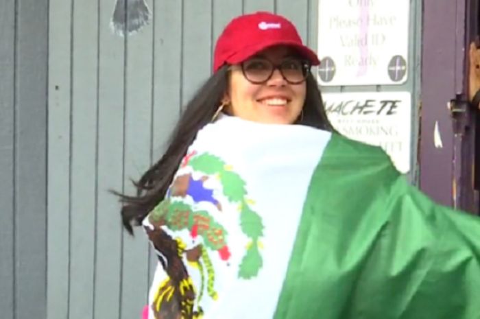 Penggemar merayakan sukacita atas keberhasilan Meksiko mengalahkan Korea Selatan.