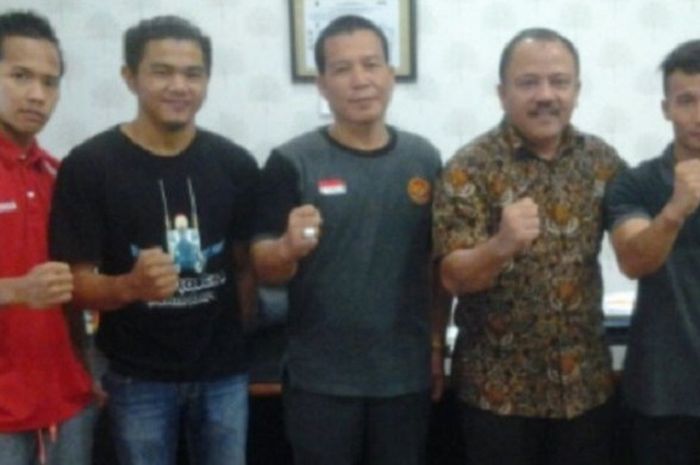 Tiga pesenam andalah Riau didampingi Pelatih Ahmad Markos foto bersama Kadispora Riau saat mengikuti ISG (rino syahril) 