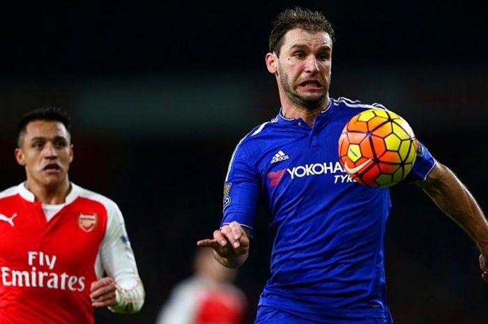 Branislav Ivanovic (kanan) saat membela Chelsea menghadapi Arsenal dalam lanjutan Premier League 2015-2016 di Stadion Emirates, London, Inggris, 24 Januari 2016.