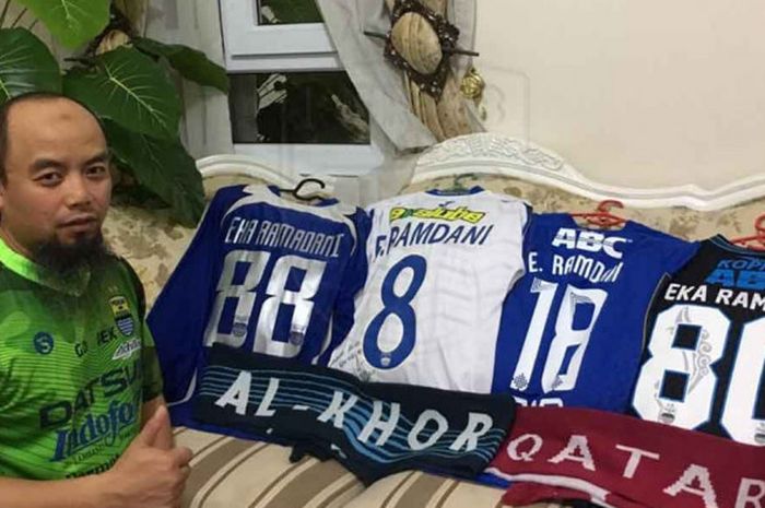 Bobotoh bernama Arie Eka Nugroho mengoleksi jersey milik Eka Ramdani idolanya yang baru pensiun.